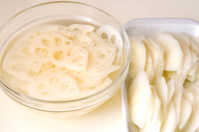 レンコンと梨のサラダの作り方の手順1