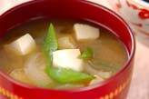 豆腐とキヌサヤのみそ汁