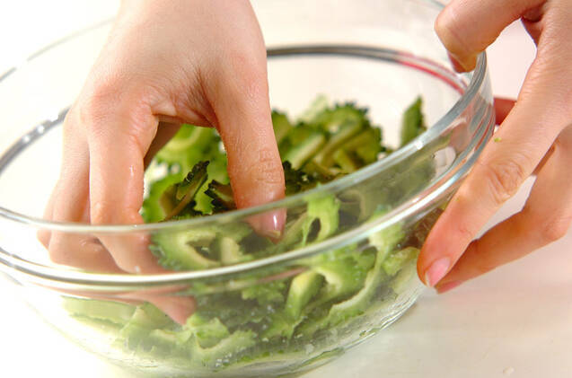 ゴーヤとマグロのナムル風の作り方の手順1