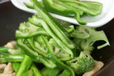 ささ身と緑の野菜のソテーの作り方1