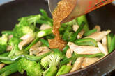 ささ身と緑の野菜のソテーの作り方7