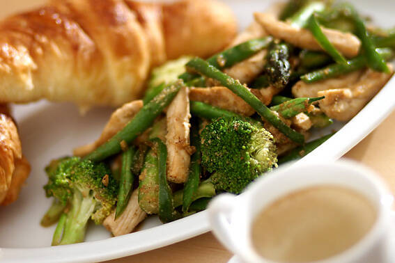 ささ身と緑の野菜のソテー