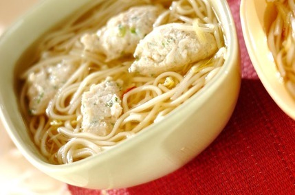 チキンボールのエスニックうどん