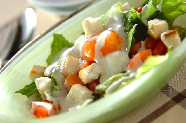 黄緑色の皿に盛られたシーザーサラダ