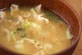 キャベツ豚肉のみそ汁