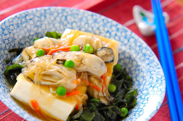 柄物の深皿に盛りつけられたレンジ蒸し豆腐