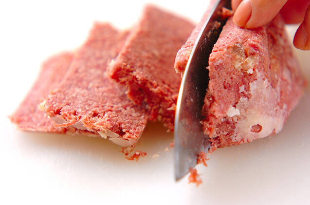 コンビーフのピカタの作り方の手順1