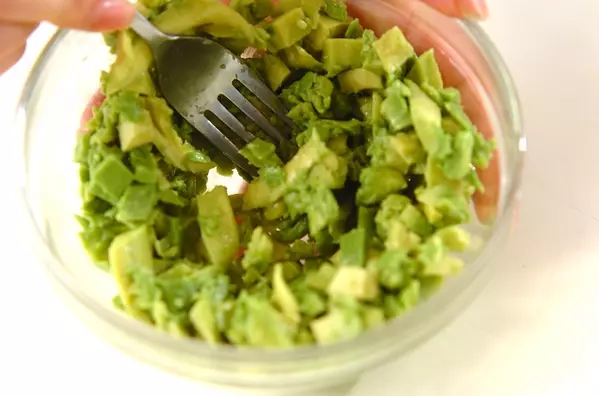 アボカドのチーズ焼きの下準備1