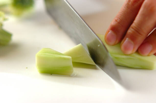 ブロッコリーのピリ辛ゴマ和えの作り方の手順1