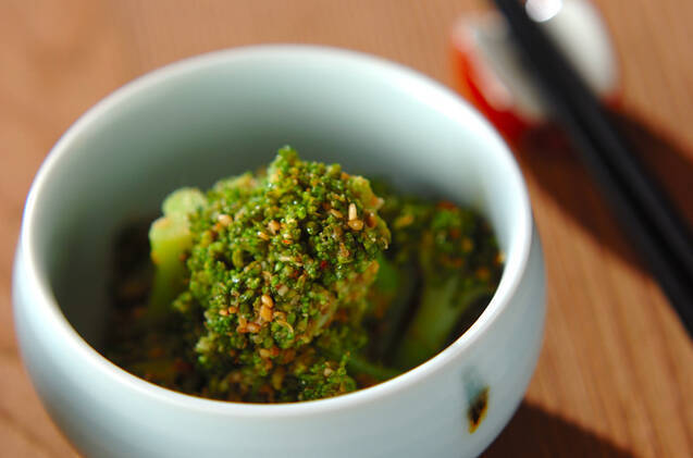 白い器に盛られた、豆板醤入りの胡麻和え