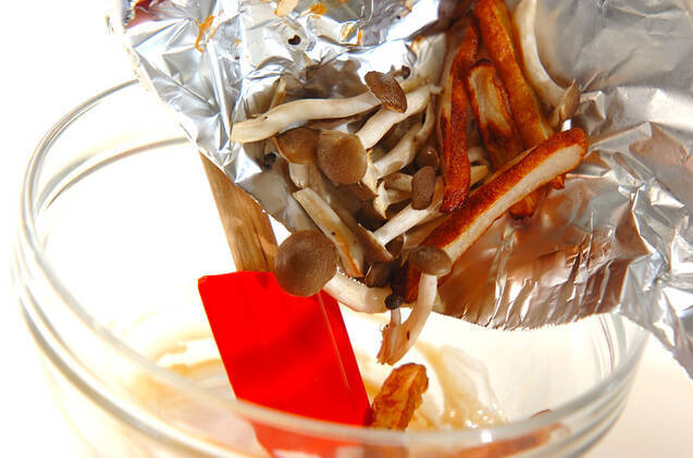 焼きさつま揚げとキノコのマヨ和えの作り方の手順3