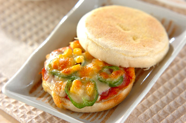ピーマンとコーン、ソーセージをのせるイングリッシュマフィンのピザトースト