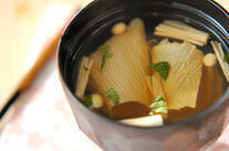 折れ湯葉とエノキのお吸い物