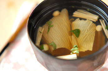 折れ湯葉とエノキのお吸い物