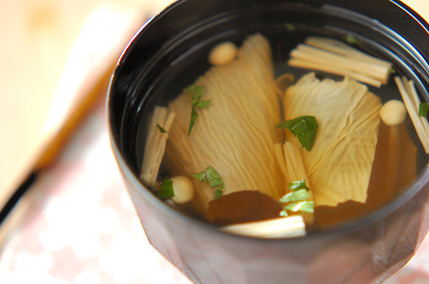 折れ湯葉とエノキのお吸い物