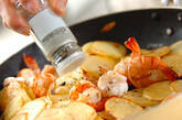 食欲そそる香り！エビとジャガイモのガーリック炒めの作り方5