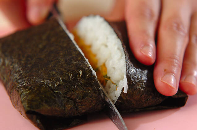 お手軽な材料で作る！簡単キムチとニラの卵焼きおにぎらずの作り方の手順4