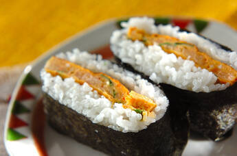 お手軽な材料で作る！簡単キムチとニラの卵焼きおにぎらず