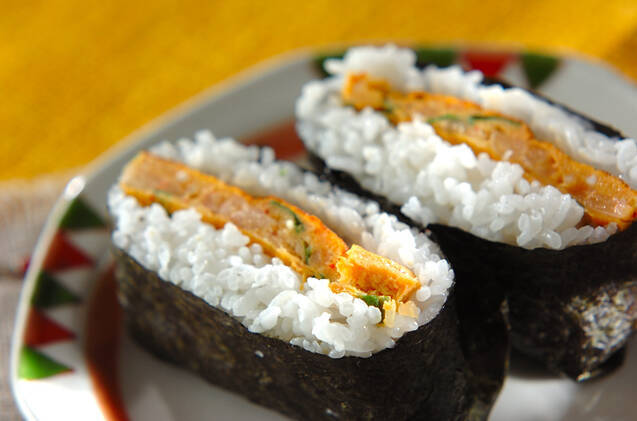 お手軽な材料で作る！簡単キムチとニラの卵焼きおにぎらず