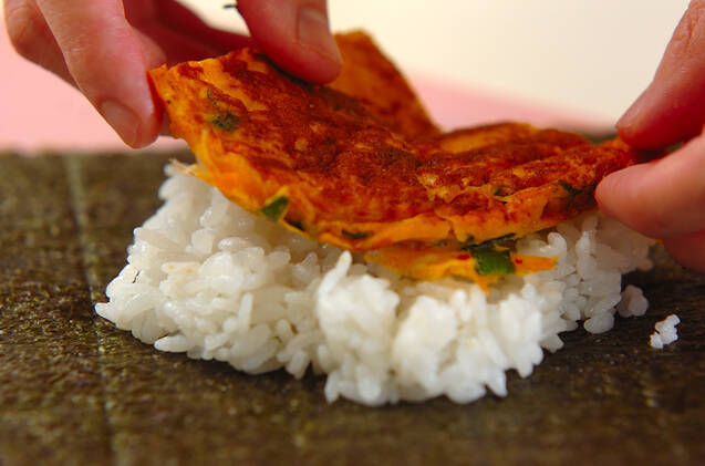 お手軽な材料で作る！簡単キムチとニラの卵焼きおにぎらずの作り方の手順3