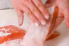 鮭のムニエル バター香る基本の作り方 子どもにもおすすめの作り方の手順3