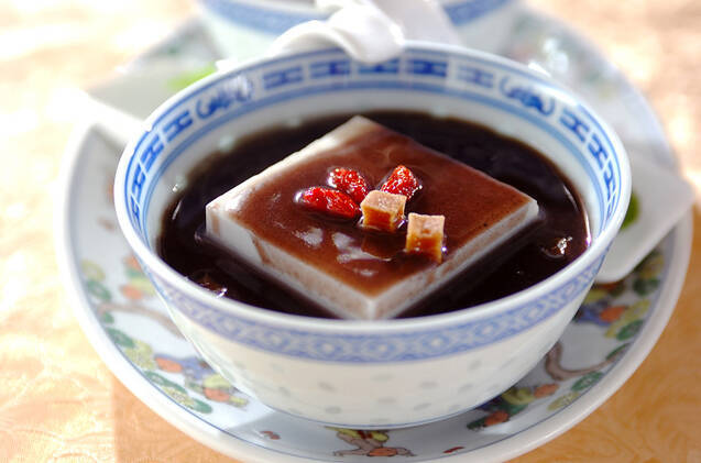 中華風の器に入った豆腐のデザート