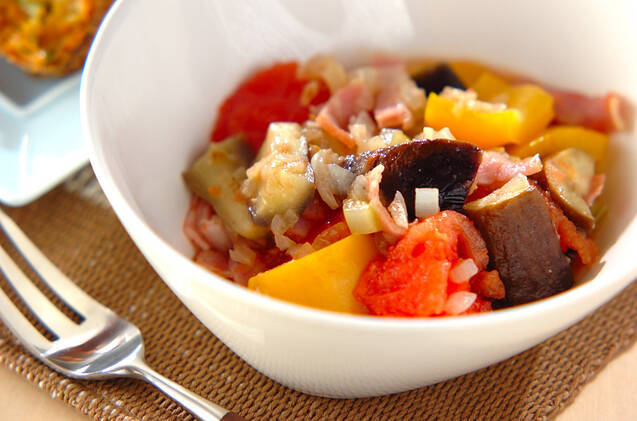 白いボウルに盛りつけられたベーコンと彩り野菜の白ワイン煮