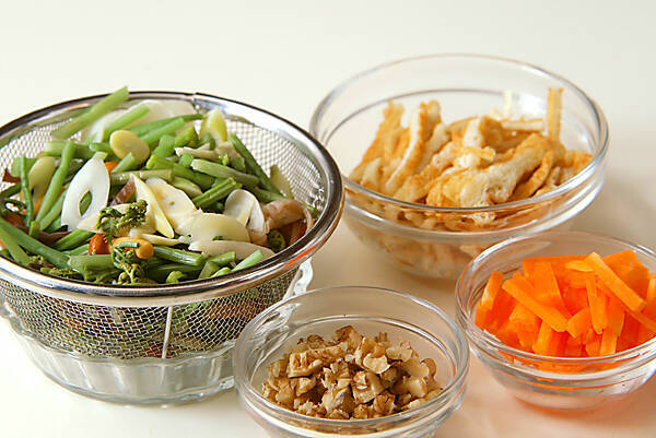 素朴なおいしさ！もちもち山菜おこわの作り方の手順1