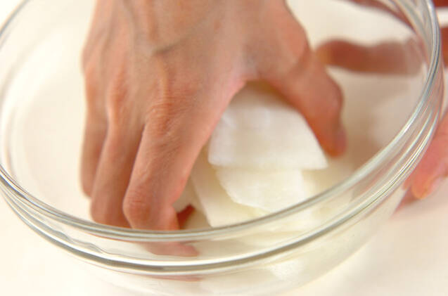 冬瓜とハムのくるくるサラダの作り方の手順1