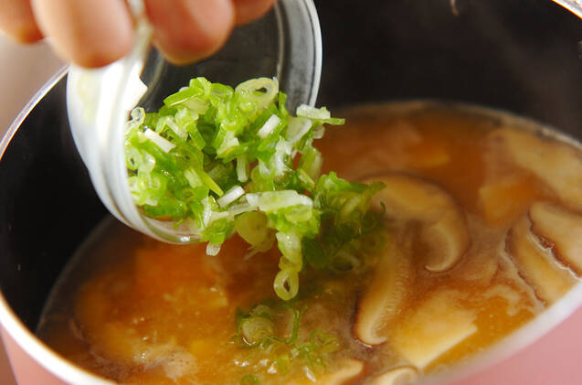 シイタケのみそ汁の作り方の手順4