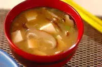 玉ネギとシイタケのみそ汁 レシピ 作り方 E レシピ 料理のプロが作る簡単レシピ