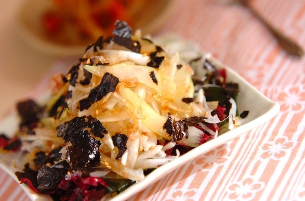 皿に盛られた海苔のかかった新玉ねぎサラダ