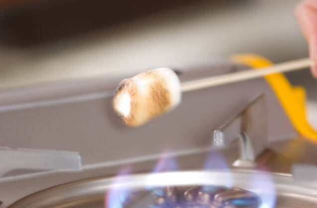 簡単とろーりのスモア！チョコと焼きマシュマロのクラッカーサンドの作り方の手順2