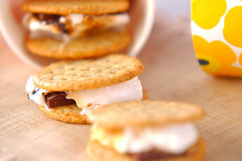 簡単とろーりのスモア！チョコと焼きマシュマロのクラッカーサンド