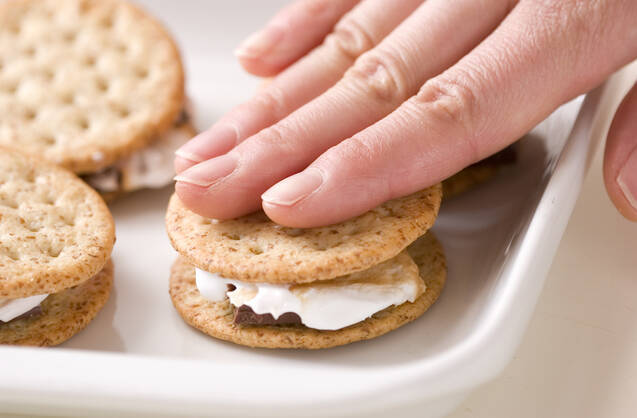 簡単とろーりのスモア！チョコと焼きマシュマロのクラッカーサンドの作り方の手順3