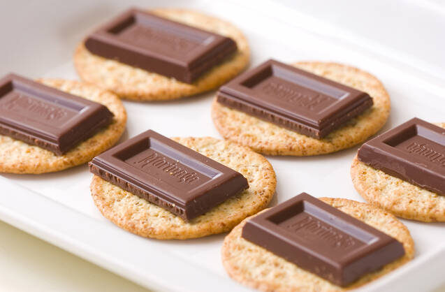 簡単とろーりのスモア！チョコと焼きマシュマロのクラッカーサンドの作り方の手順1