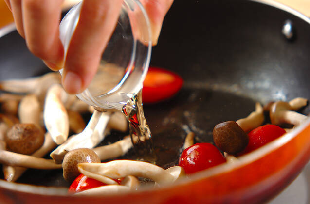 プチトマトとシメジのソテーの作り方の手順2