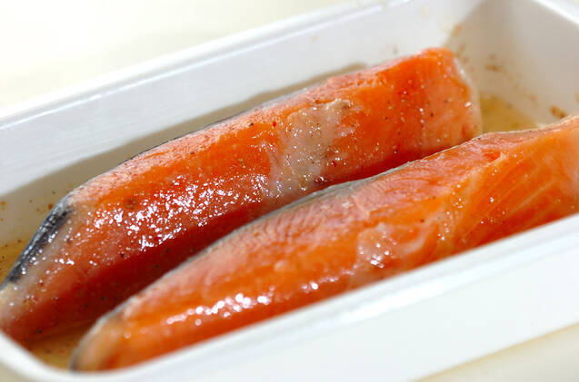 漬け鮭の唐揚げの作り方の手順1