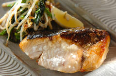 グリルでふっくら!ブリの塩焼き