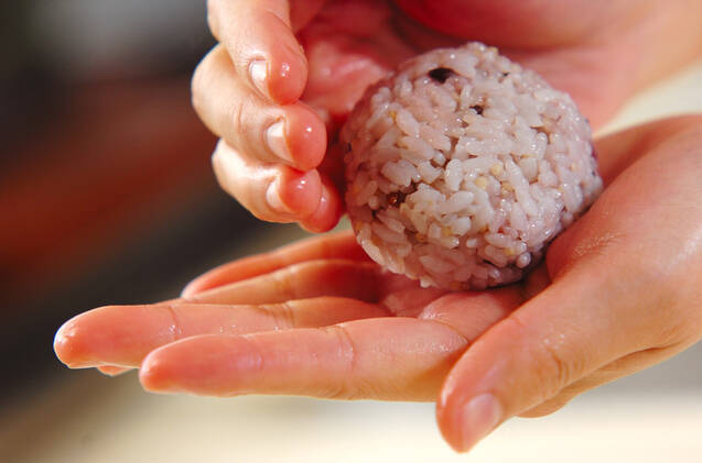 雑穀米とワサビ漬けのおにぎりの作り方の手順1