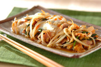 モヤシとベーコンの卵とじ