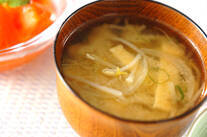 玉ネギとモヤシのみそ汁