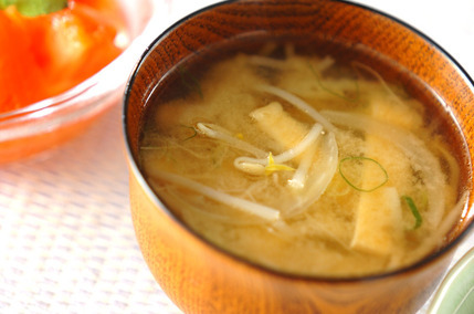 玉ネギとモヤシのみそ汁