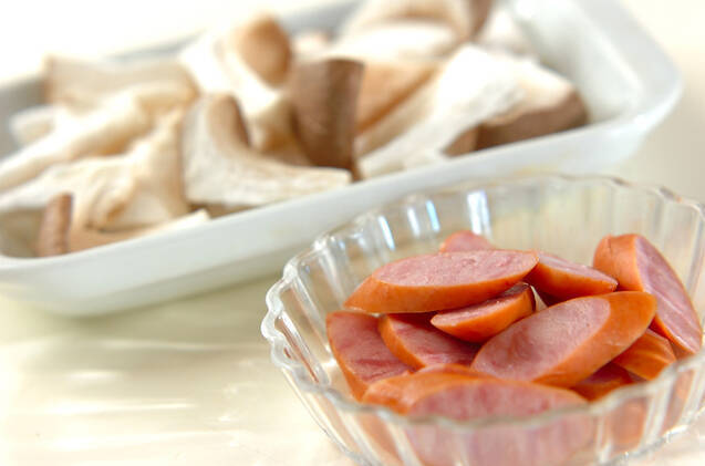 エリンギとソーセージのタレ焼きの作り方の手順1