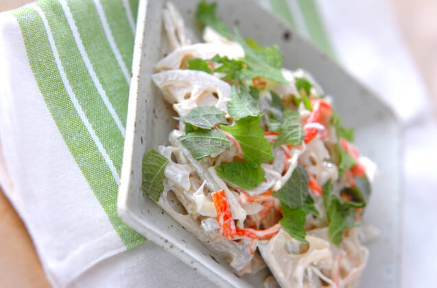 灰色の皿に盛りつけられた、レンコンサラダ