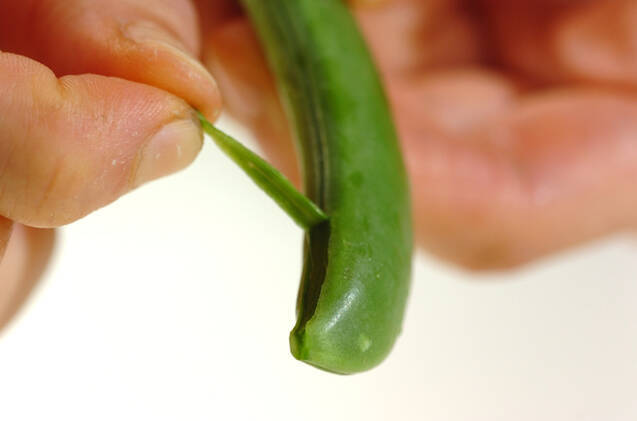 鶏とスナップエンドウの塩炒めの作り方の手順1