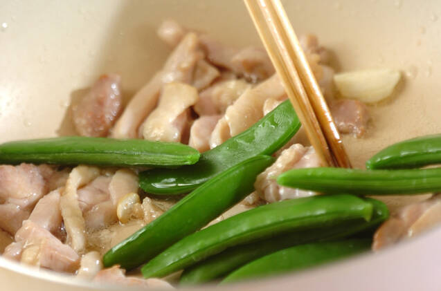 鶏とスナップエンドウの塩炒めの作り方の手順2