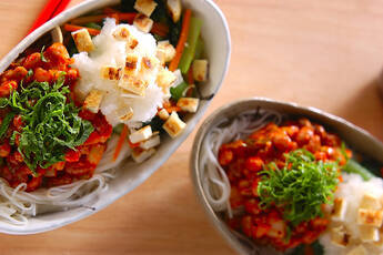 納豆キムチ素麺 ターサイと大根おろし添え