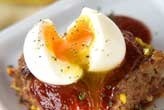 大きなハンバーグ卵のせ