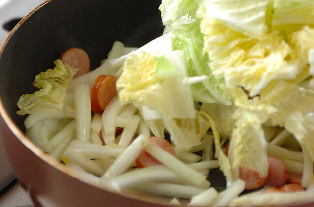 白菜が余ったらコレ！とろとろ白菜のチーズ炒めの作り方の手順3